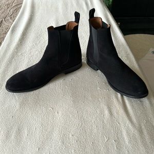 Men’s black suede boots